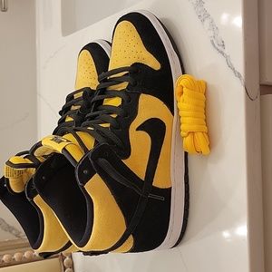 Nike Dunks Yellow Black Size 12